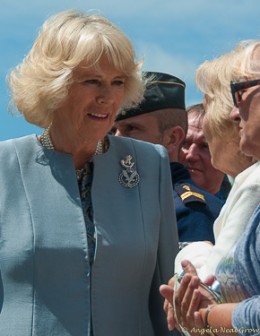 Photo of Camilla, Duchess of Cornwall greeting a woman in the crowd | Photo: Angela Neal Grove